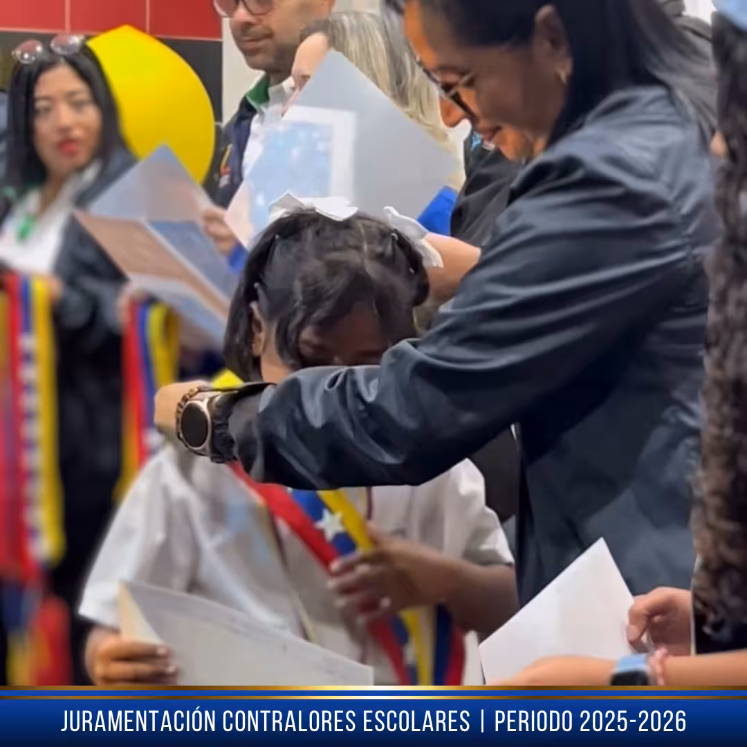Imposición de condecoraciones en el 36 aniversario